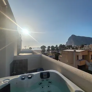 Mare E Terra Fronte Mare Apartment